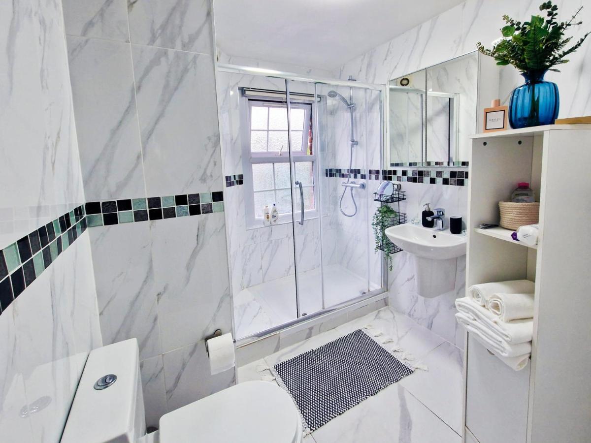 Spacious Room With Sofa London Exterior photo